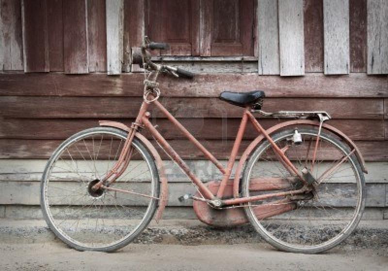 16022626-old-bicycle-leaning-against-gru