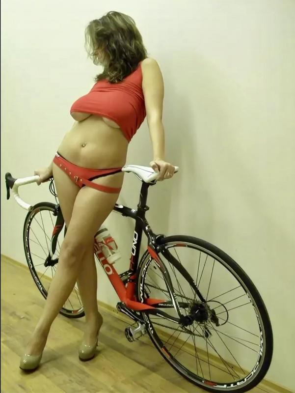Голые женщины на велосипеде фото