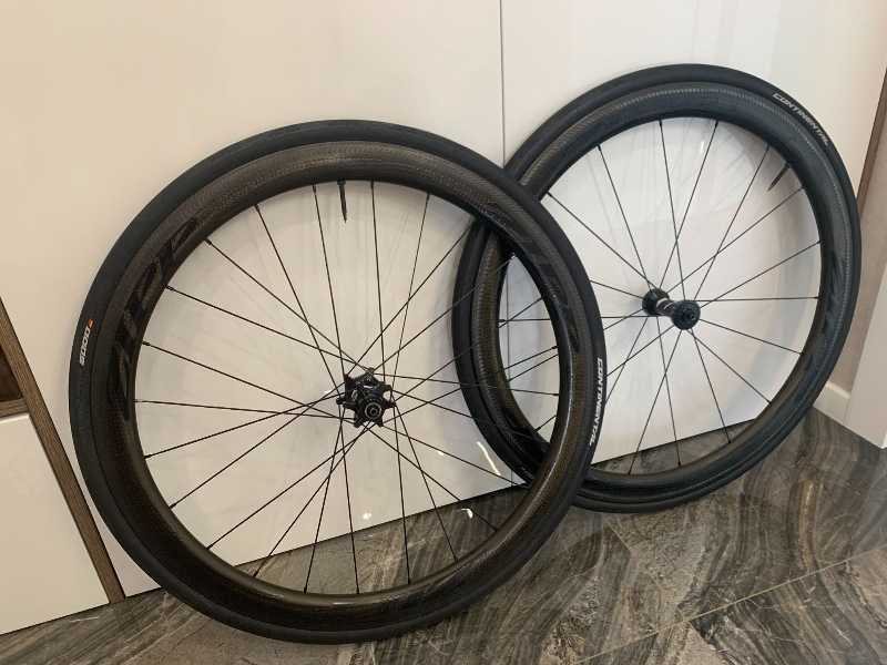 Zipp 303 карбоновые колеса, клинчер (для покрышек), для ободного тормоза.