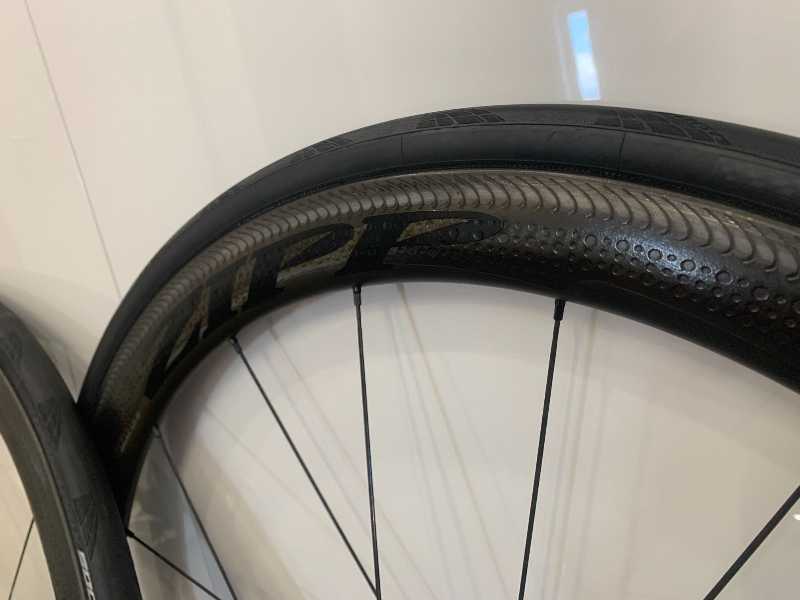 Zipp 303 карбоновые колеса, клинчер (для покрышек), для ободного тормоза.