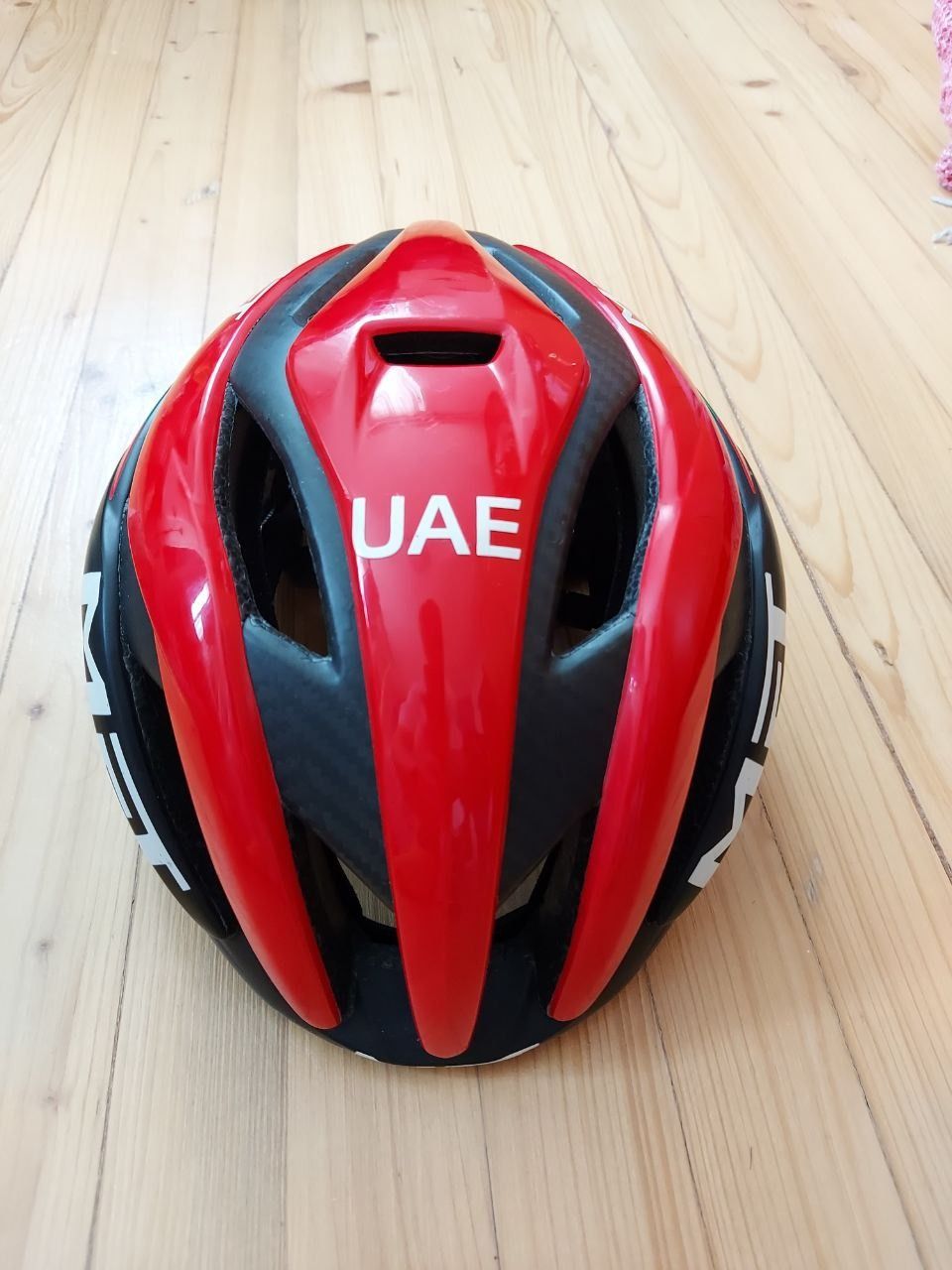 Шлем MET UAE team emirates