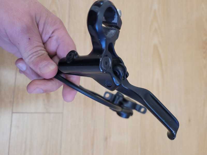 Передний  гидравлический тормоз  Avid,  Shimano,  Tektro.