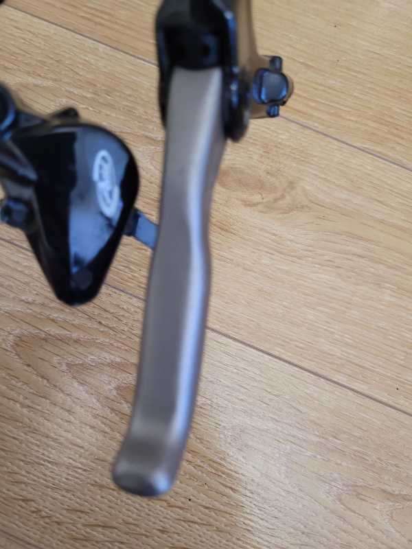 Передний  гидравлический тормоз  Avid,  Shimano,  Tektro.
