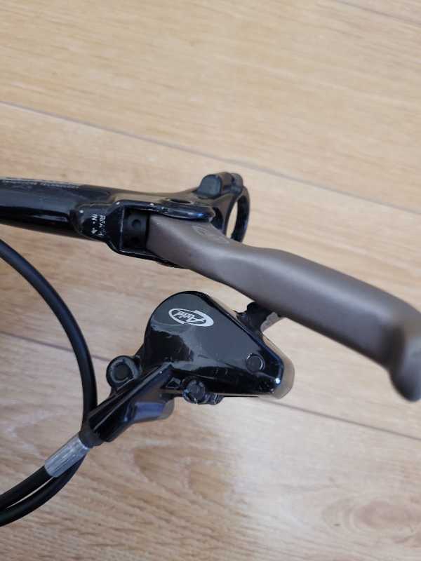 Передний  гидравлический тормоз  Avid,  Shimano,  Tektro.