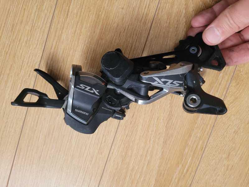 Манетки,  переключатели Shimano Deore XT,  SLX.