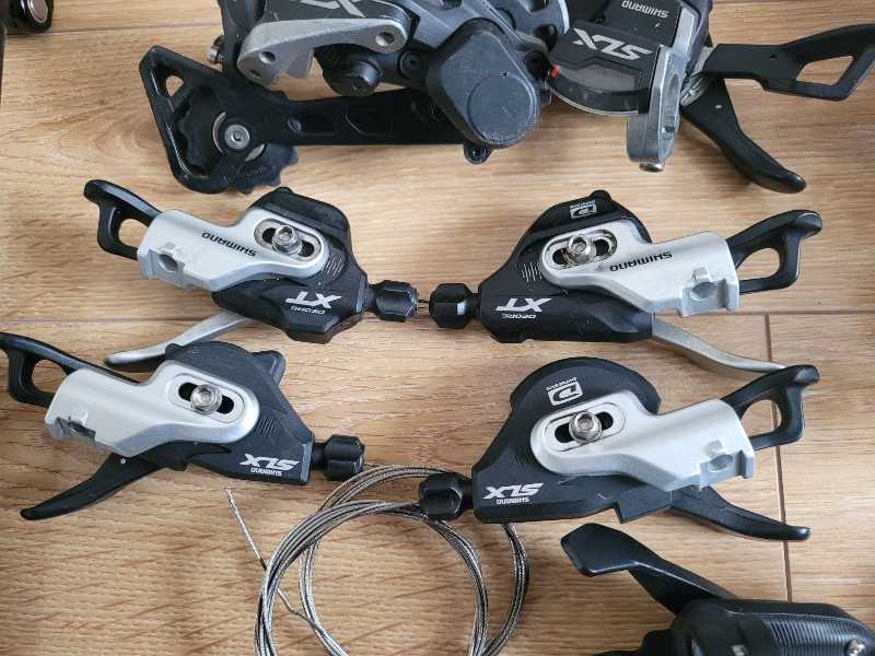 Манетки,  переключатели Shimano Deore XT,  SLX.