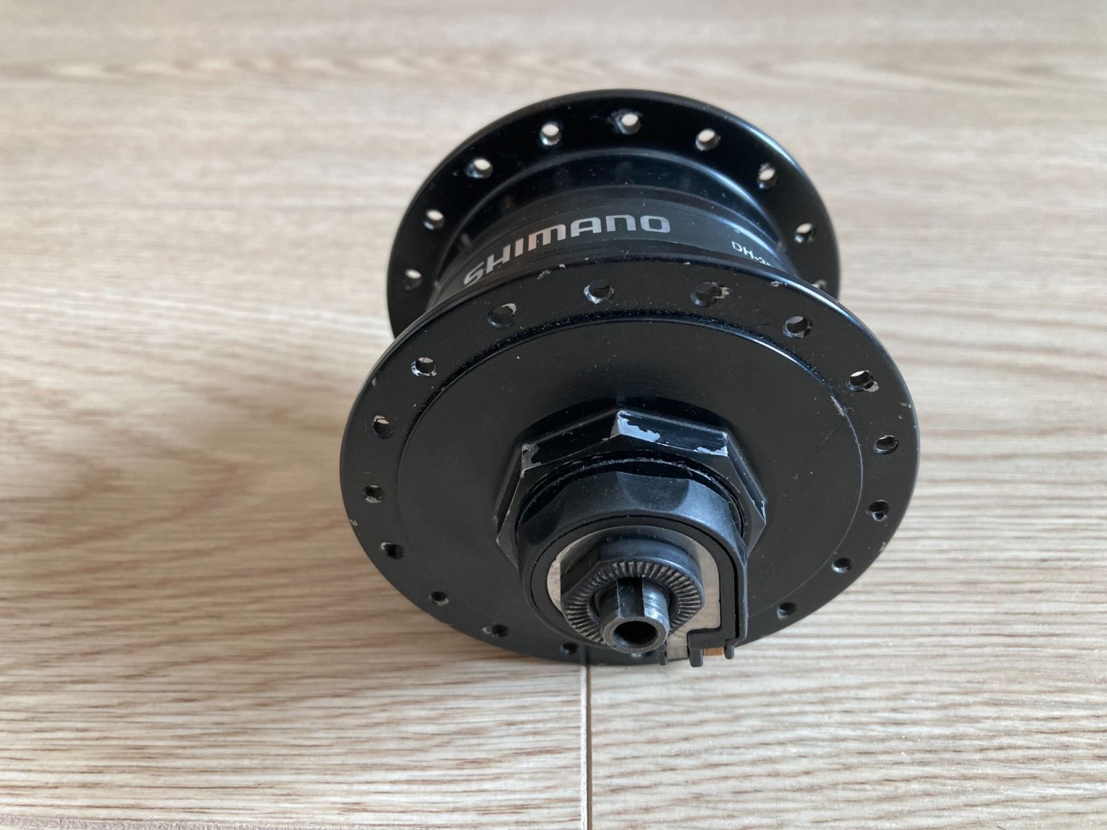 Динамо втулку переднюю Shimano DH-3D37-QR