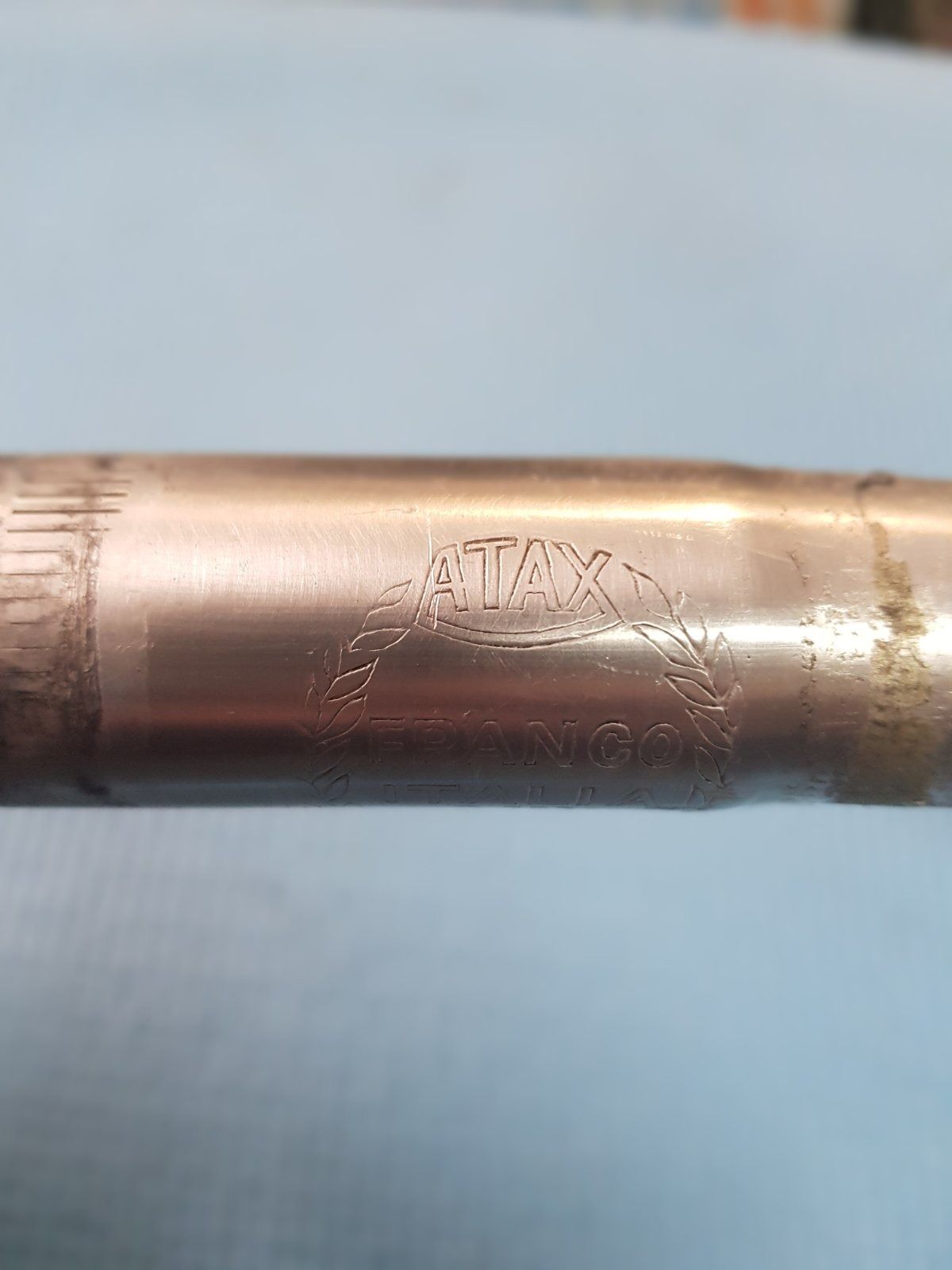 Руль ATAX.  Посадочный диаметр 26мм Ширина 420мм. Имеется незначительное искривление.  Европочта за счет покупателя.
