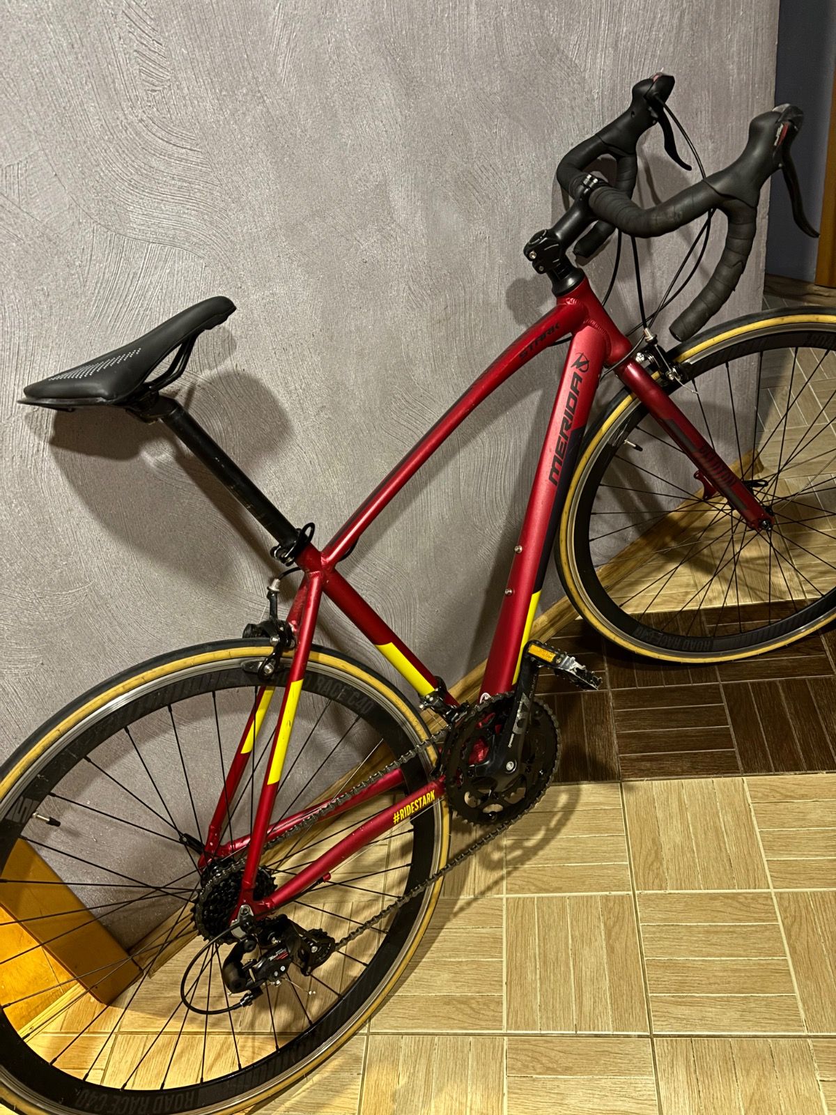 Шоссейный велосипед Stark Peloton 700.1