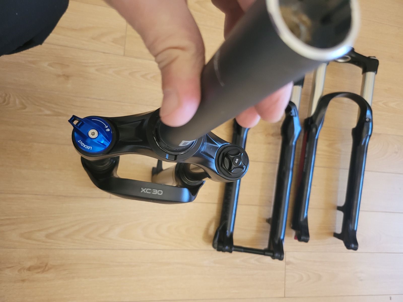 Вилки ROCKSHOX,  SRSUNTOUR  AIR 27.5.