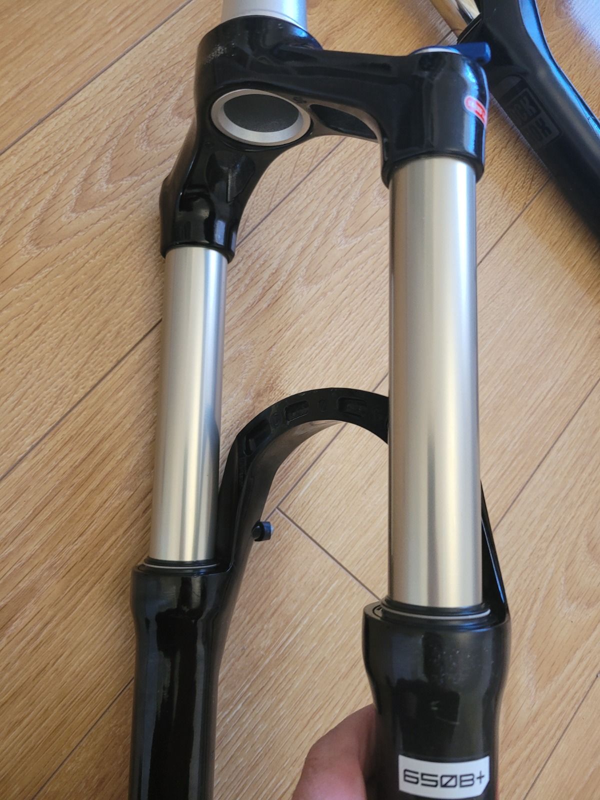 Вилки ROCKSHOX,  SRSUNTOUR  AIR 27.5.