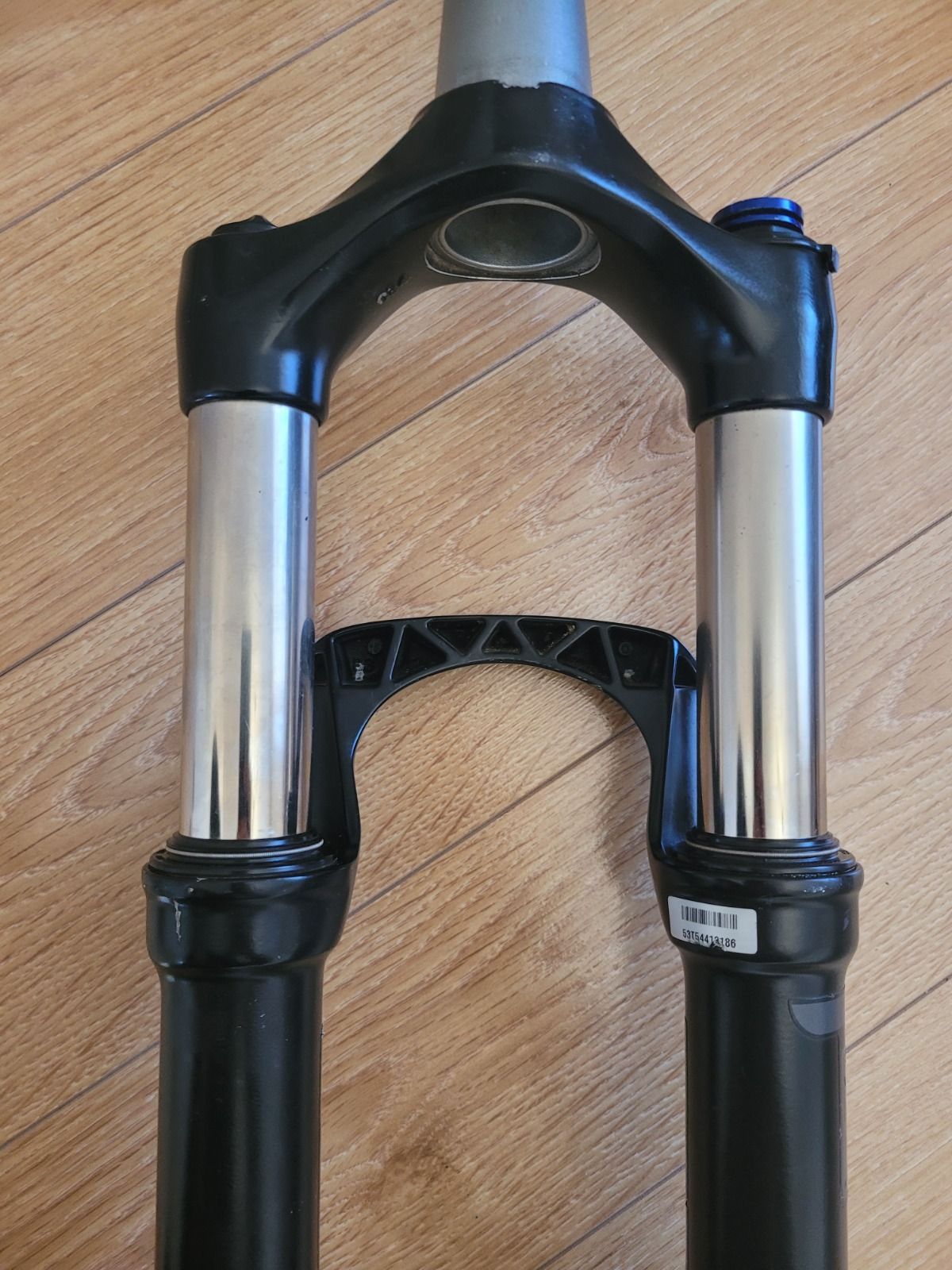 Вилки ROCKSHOX,  SRSUNTOUR  AIR 27.5.