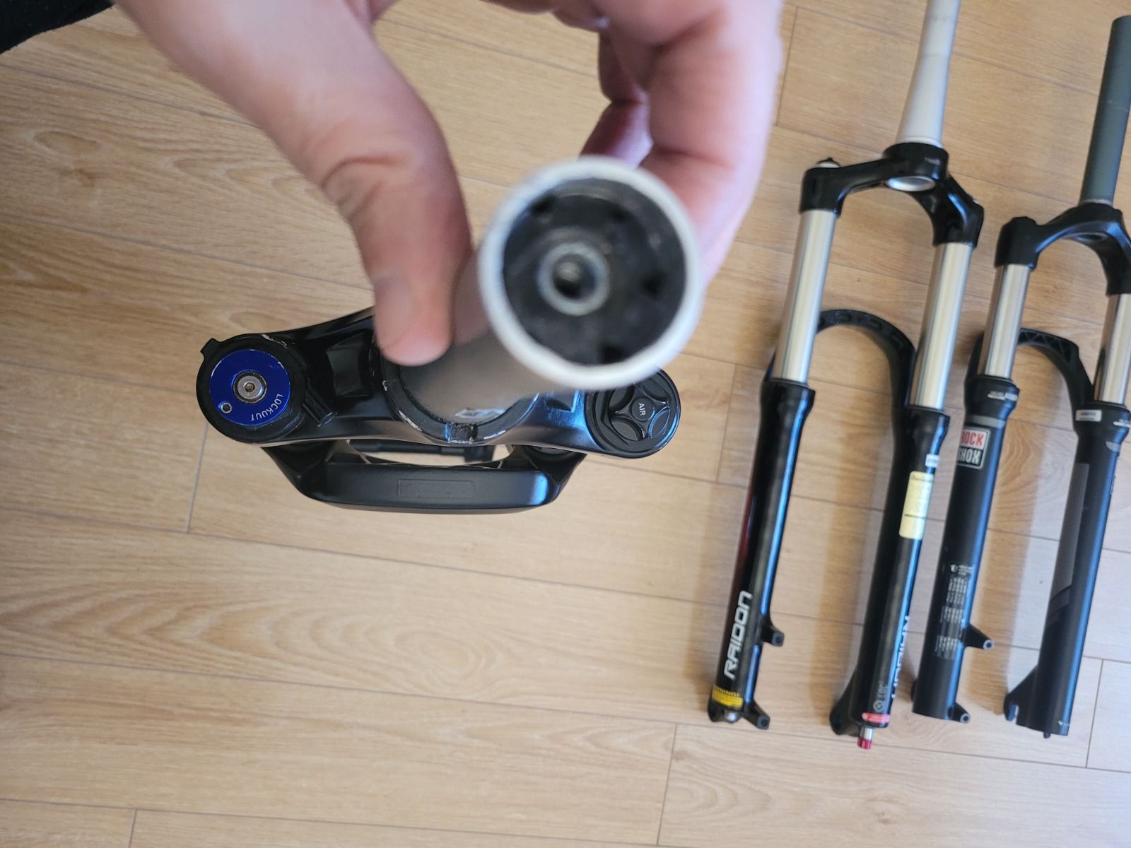 Вилки ROCKSHOX,  SRSUNTOUR  AIR 27.5.