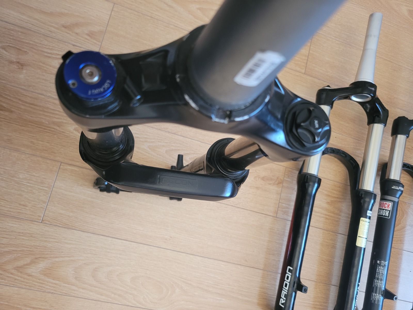 Вилки ROCKSHOX,  SRSUNTOUR  AIR 27.5.