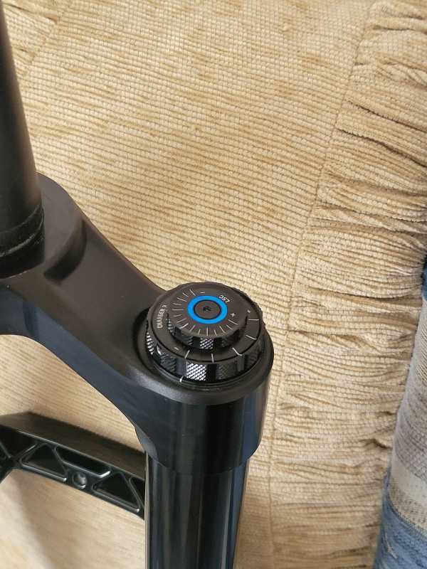 Вилка Rockshox Zeb Ultimate Charger 3