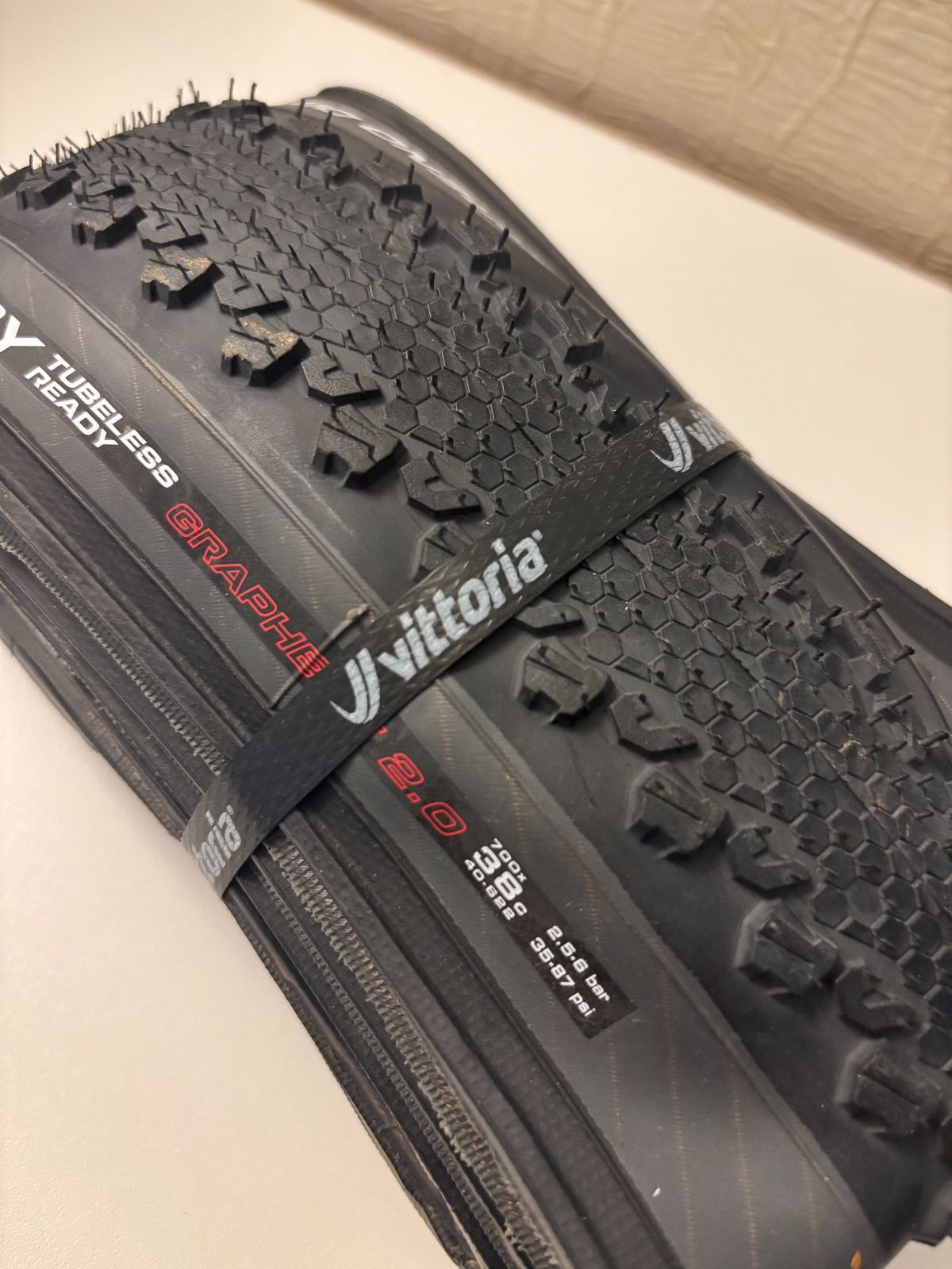 Покрышки гравел бескамерные vittoria terreno dry 700x38 и maxxis receptor 700x400