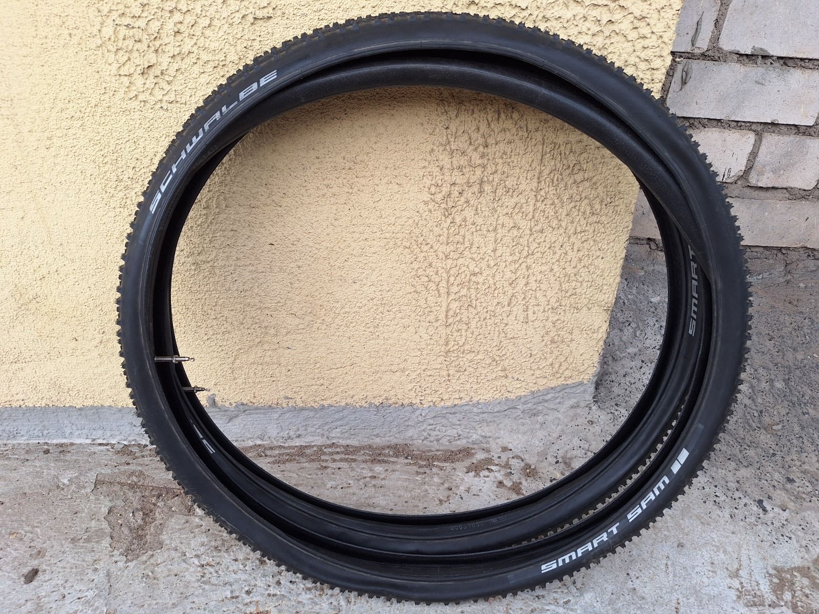 Две покрышки 28/29x1.75  Schwalbe Smart Sam с камерой