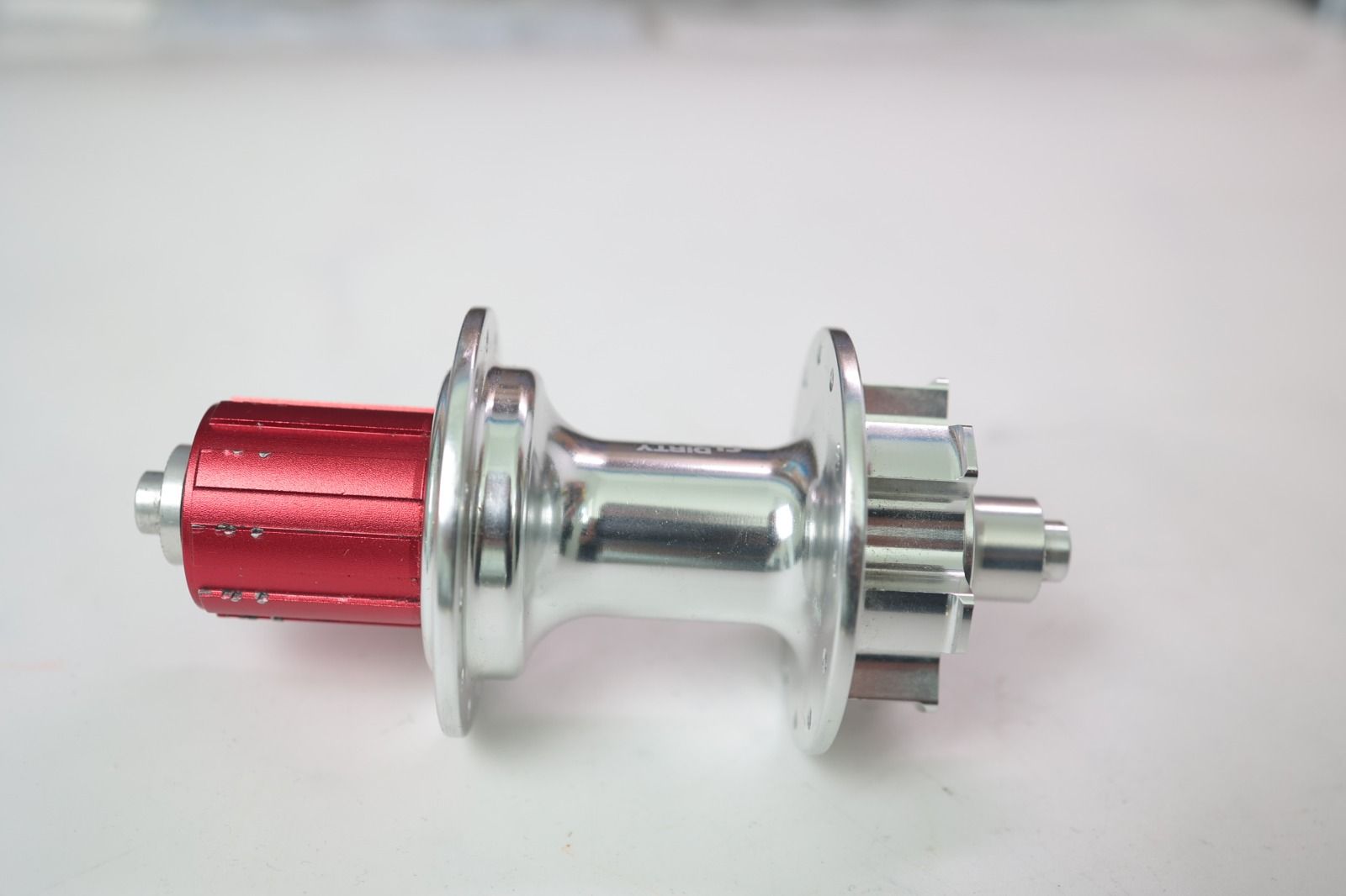 Задняя втулка SunRingle DirtyFlea 135mm QR 6 болтов 24 ДЫРКИ почти новая