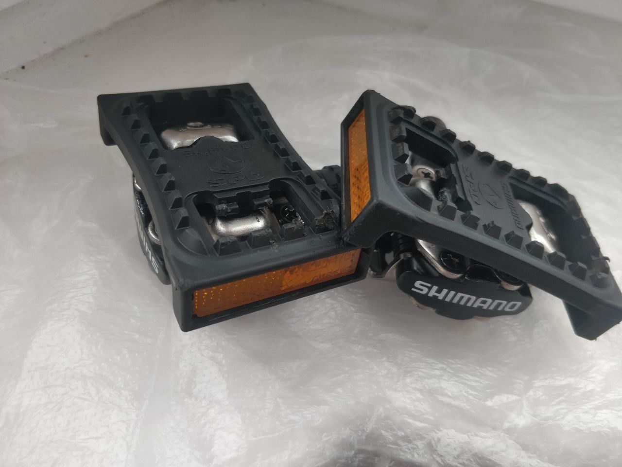 Педали Shimano PD-M520 (Малайзия) контактные, с топталками-накладками.
