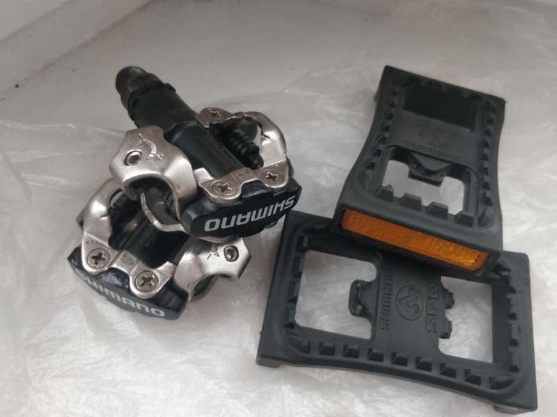 Педали Shimano PD-M520 (Малайзия) контактные, с топталками-накладками.