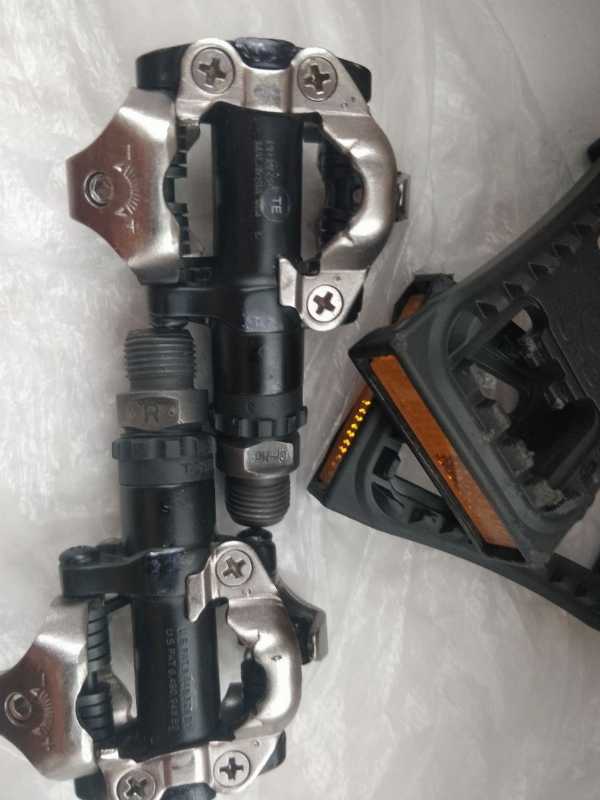 Педали Shimano PD-M520 (Малайзия) контактные, с топталками-накладками.