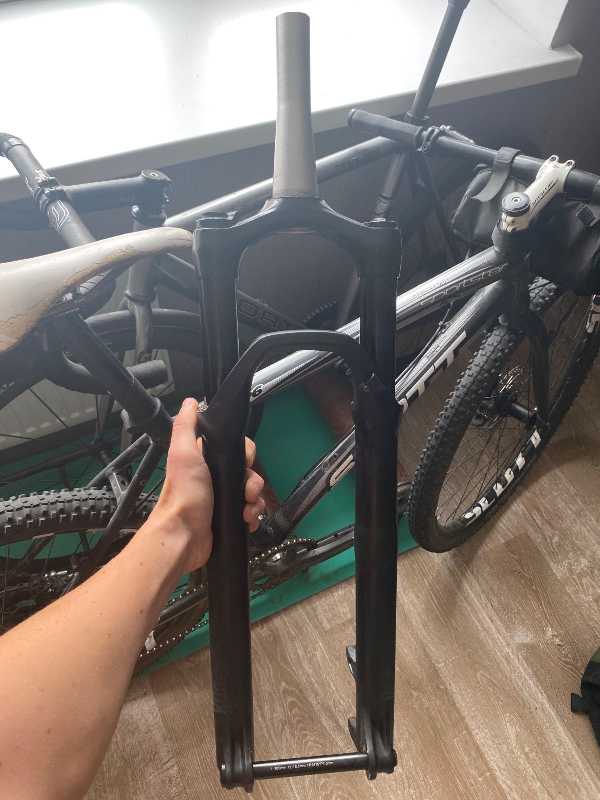 Вилка ROCK SHOX RECON GOLD 29 15/110