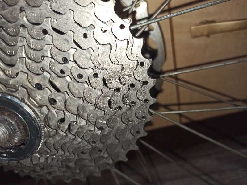 2 Кассеты 10 (ск.) и трещотка 7 (ск.) Shimano.