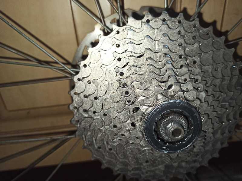 2 Кассеты 10 (ск.) и трещотка 7 (ск.) Shimano.