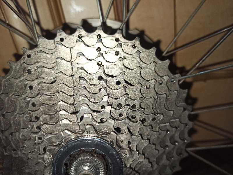 2 Кассеты 10 (ск.) и трещотка 7 (ск.) Shimano.