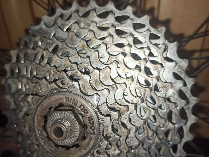 2 Кассеты 10 (ск.) и трещотка 7 (ск.) Shimano.