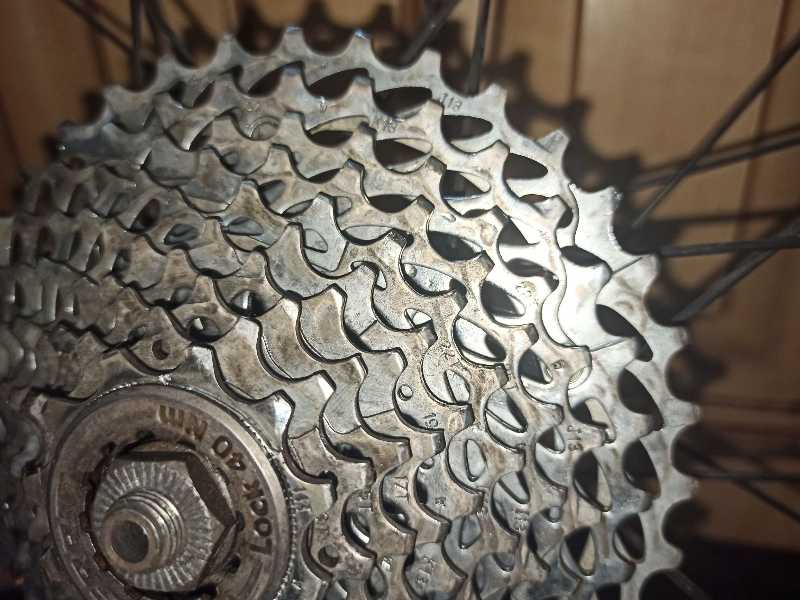 2 Кассеты 10 (ск.) и трещотка 7 (ск.) Shimano.
