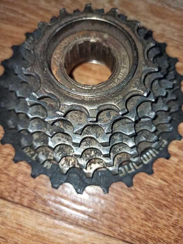 2 Кассеты 10 (ск.) и трещотка 7 (ск.) Shimano.