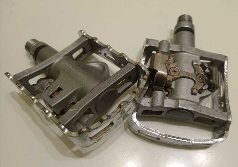 педали разные.