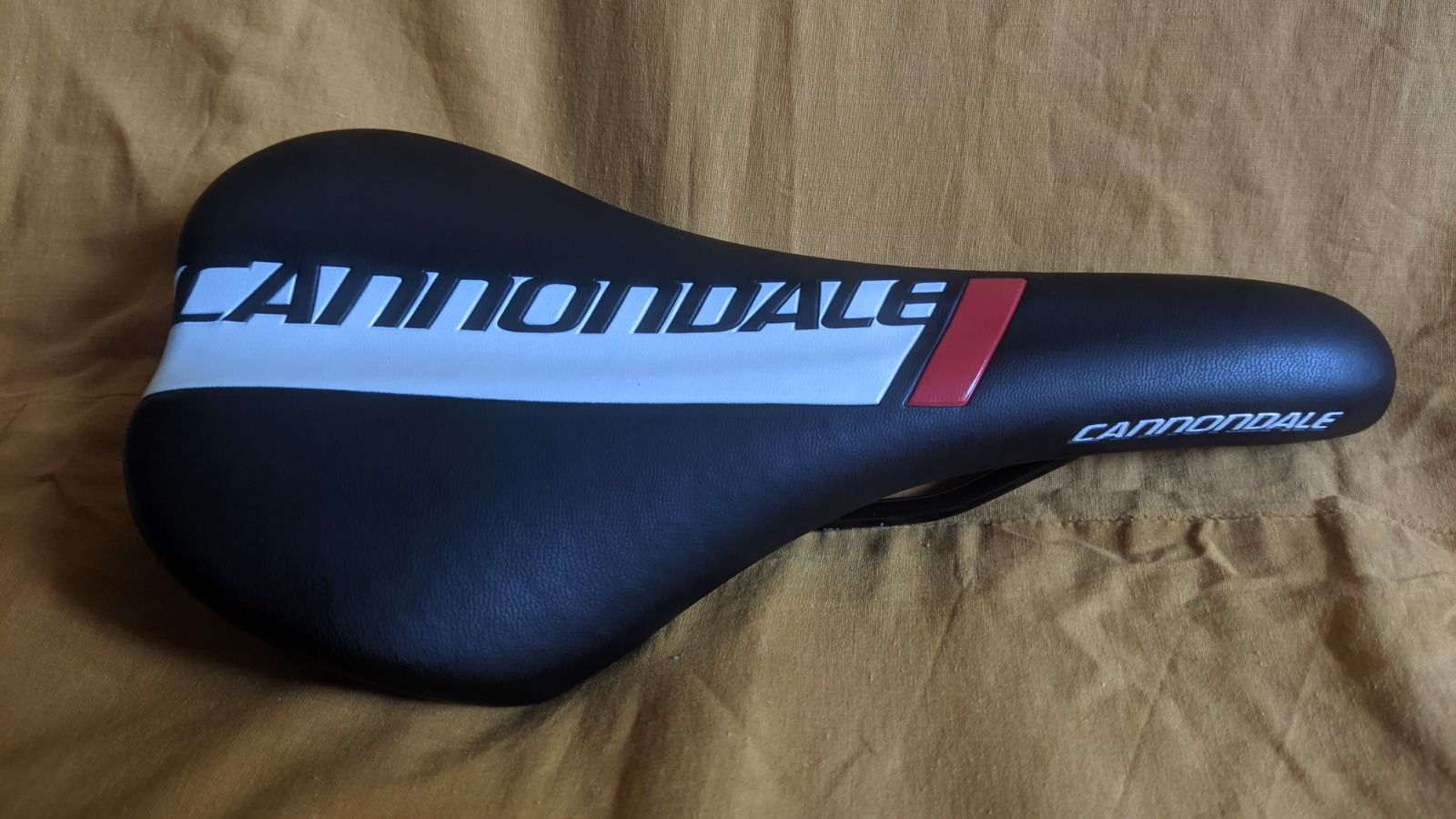 Седло Cannondale ( Cionlli ) , размер 28 на 16 см , новое .