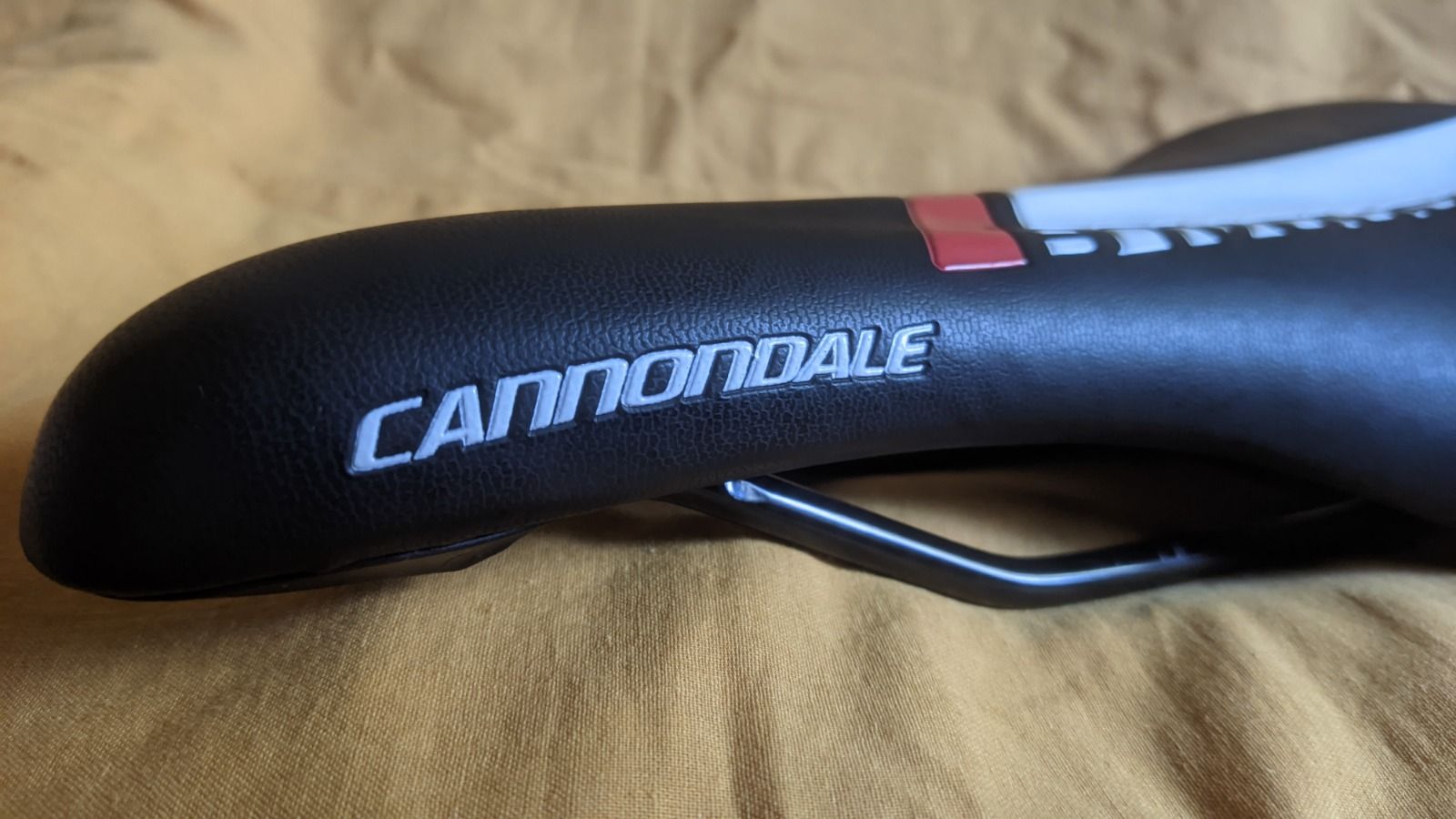 Седло Cannondale ( Cionlli ) , размер 28 на 16 см , новое .