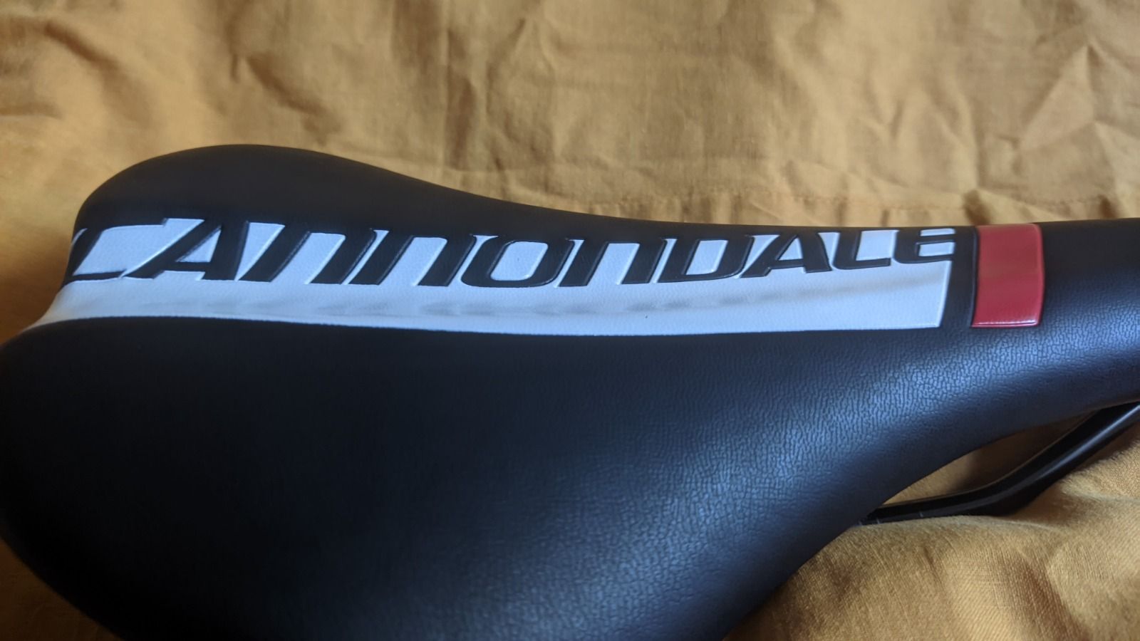 Седло Cannondale ( Cionlli ) , размер 28 на 16 см , новое .
