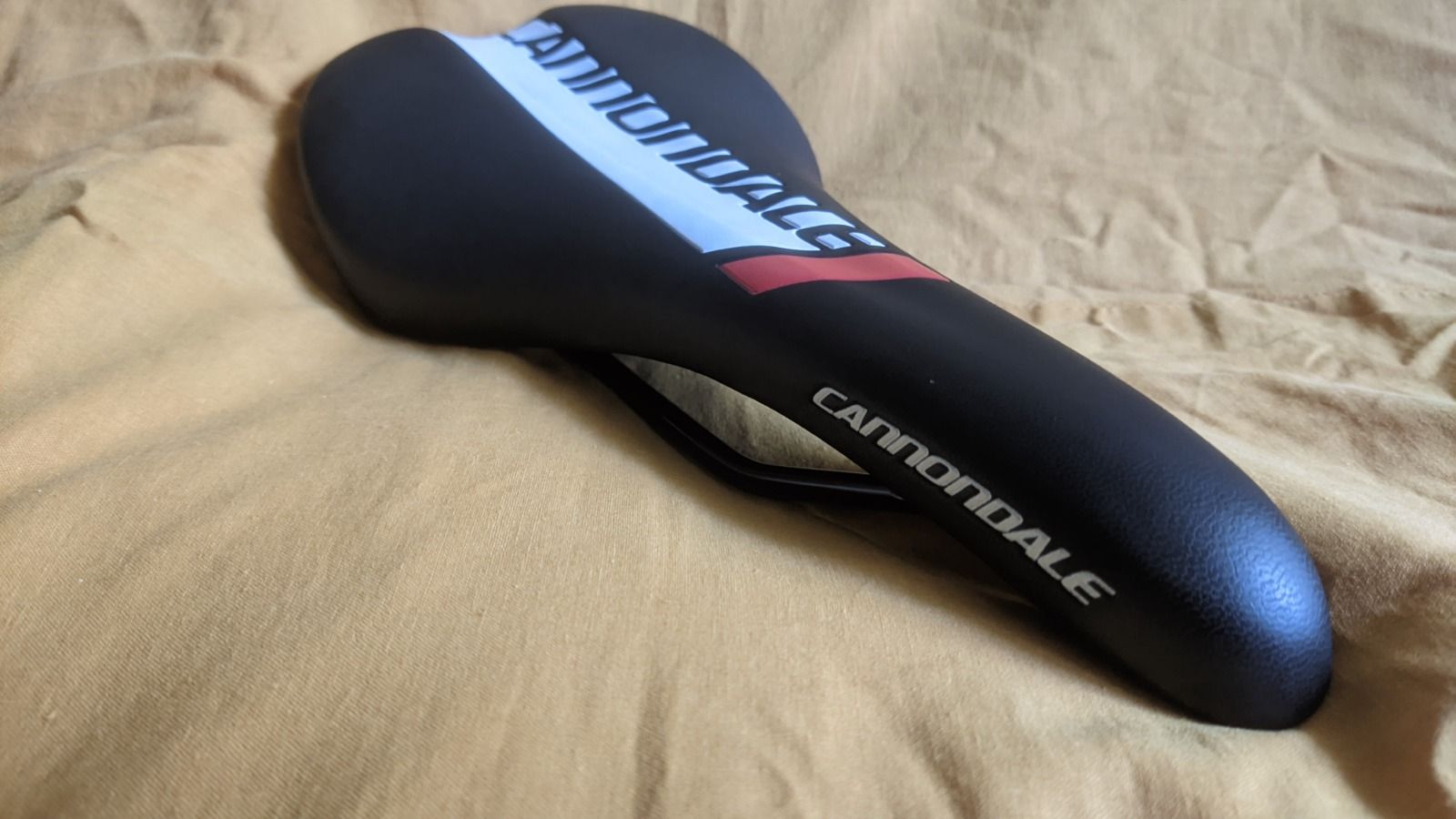 Седло Cannondale ( Cionlli ) , размер 28 на 16 см , новое .