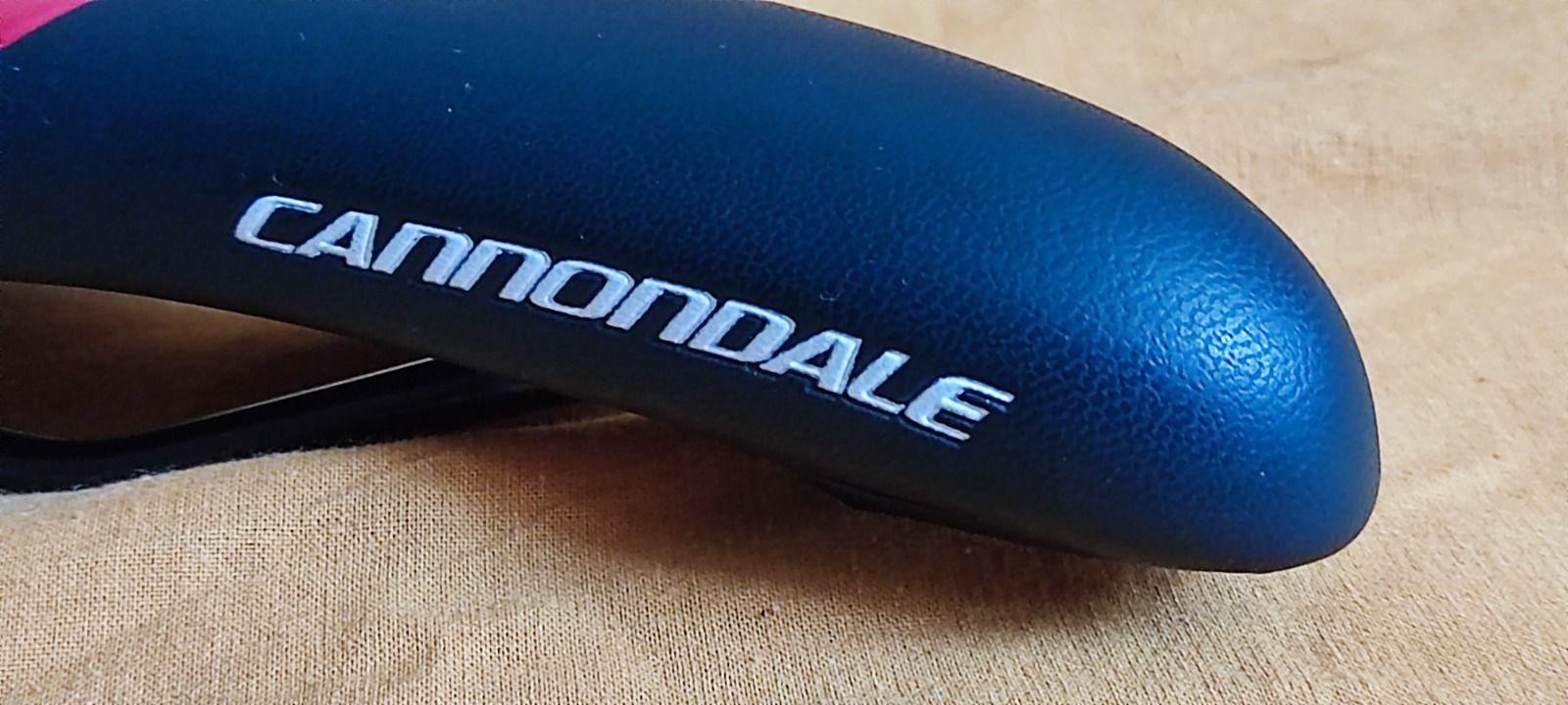 Седло Cannondale ( Cionlli ) , размер 28 на 16 см , новое .