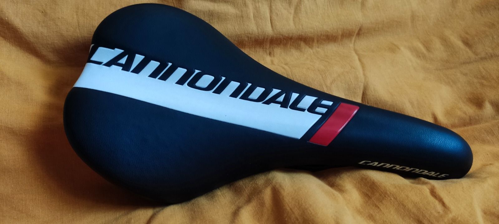 Седло Cannondale ( Cionlli ) , размер 28 на 16 см , новое .