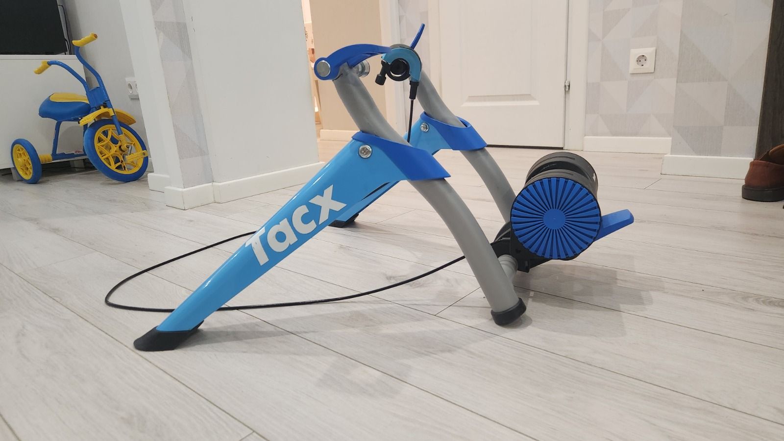 Велостанок Tacx t2500 booster + Wahoo bt cadence/speed sensor для Zwift