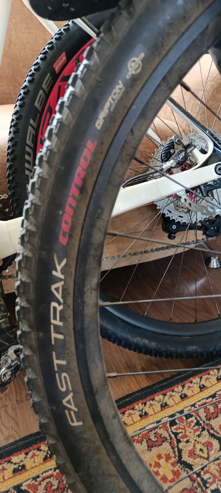 Пара specialized fast track control gripton 29*2.3 tlr 200р.