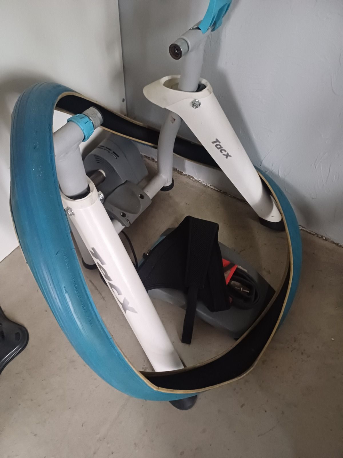 Пробег минимальный Привезен из Европы, оригинал Причина продажи переход на топовую модель другого типа В комплекте дарю камеру, тренировочную покрышку и идеально новую защиту на раму от пота.