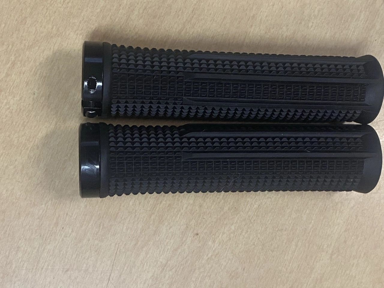 Новые грипсы Santa Cruz House