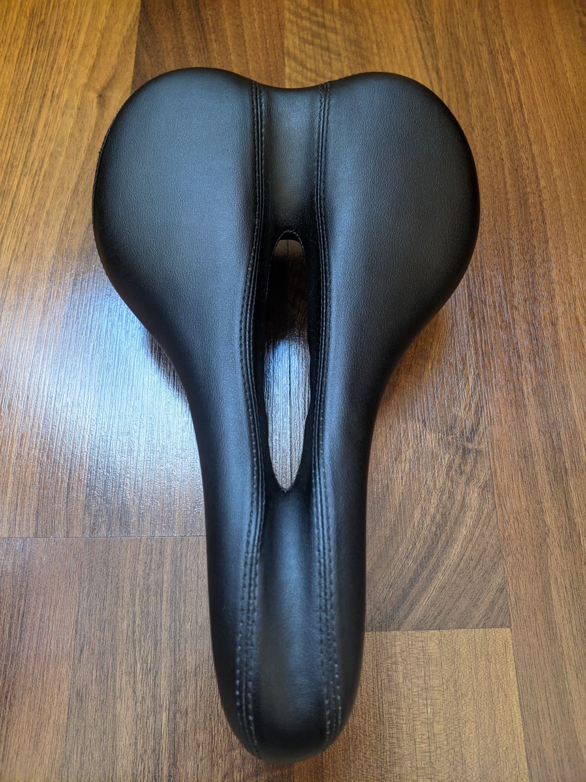 Седло велосипедное 28х17. Состояние нового. Стояло на велотренажере