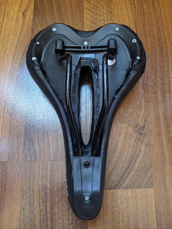 Седло велосипедное 28х17. Состояние нового. Стояло на велотренажере