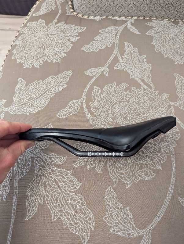 Карбоновое седло ELITA ONE на велосипед 138 мм