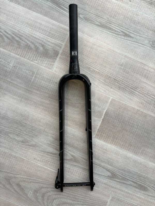 Карбоновая вилка Kross Esker 7.0 12x100