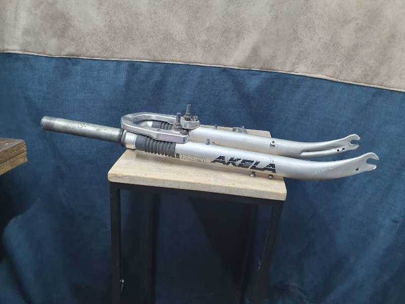 интересная вилка akela 26/28