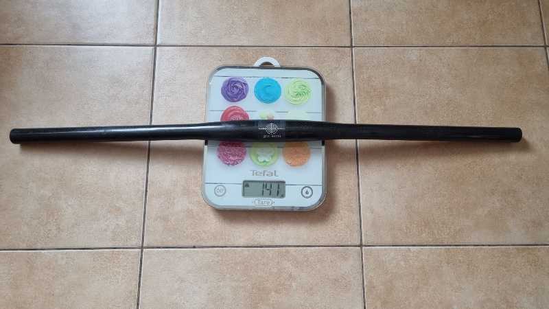 Карбоновый велосипедный руль для горного велосипеда.