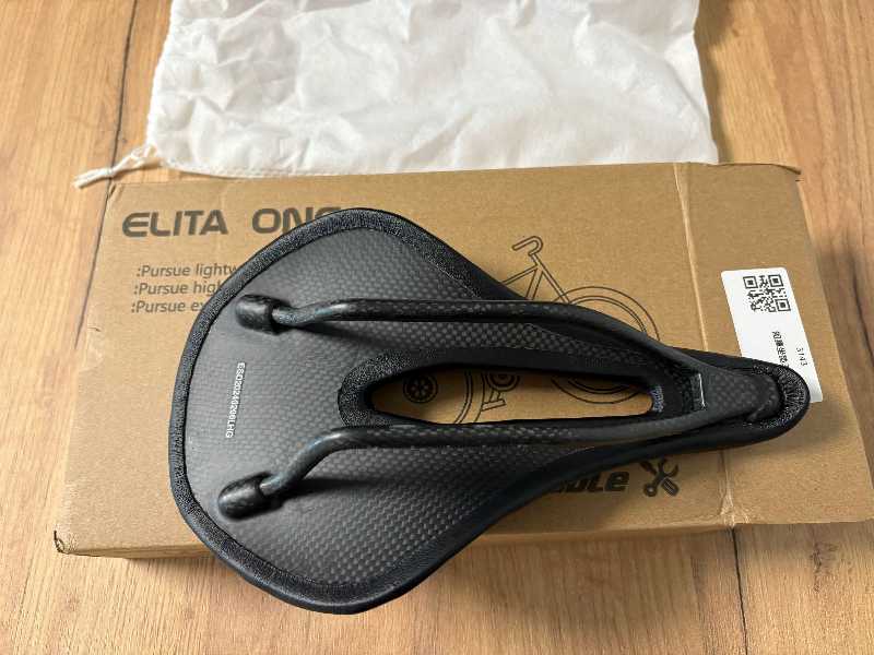 Седло ELITA ONE на карбоновых рельсах и базе